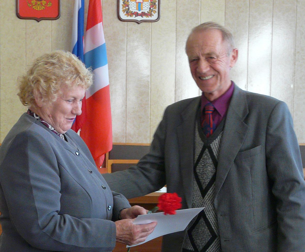 Награду получает председатель Совета ветеранов Баррикадского СП З.А. Коняева.